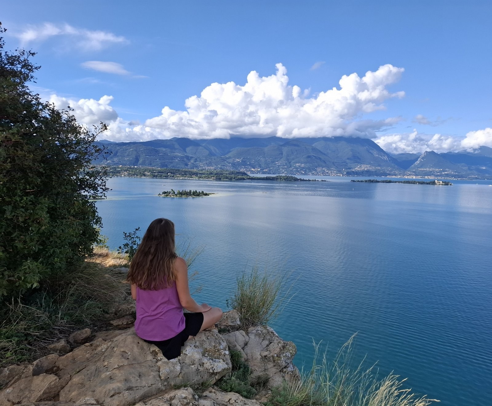 Tamara Tiana meditierend am See